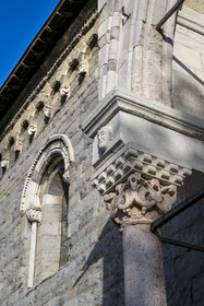 France, Hautes Alpes (05), Embrun, la cathédrale Notre Dame du Real du XII siecle, le protiro nommé porche du Réal ou des Rois Mages de style lombard et la facade Nord