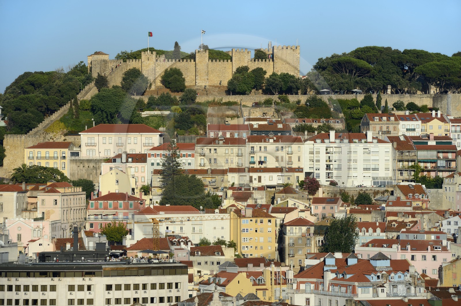 Portugal, Lisbon, city ​​view from the Mirador de Sao Pedro de Alcantara and the Castelo Sao Jorge (Castle of St. George) on the Alfama hill