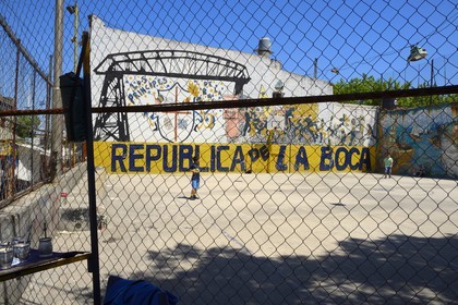 Argentine, Buenos Aires, quartier de La Boca, enfant jouant au football sur un terrain de jeu