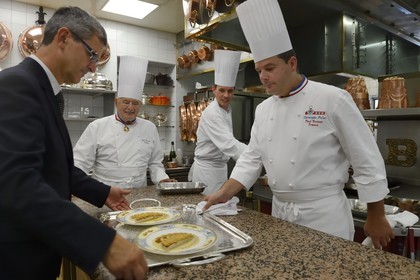 France, Rhône (69), Collonges-au-Mont-d'Or, Restaurant L'Auberge du Pont de Collonges de Paul Bocuse, trois étoiles au Guide Michelin depuis 1965, le grand chef cuisinier Meilleur ouvrier de France Paul Bocuse avec le chef executif Christophe Muller MOF 2000