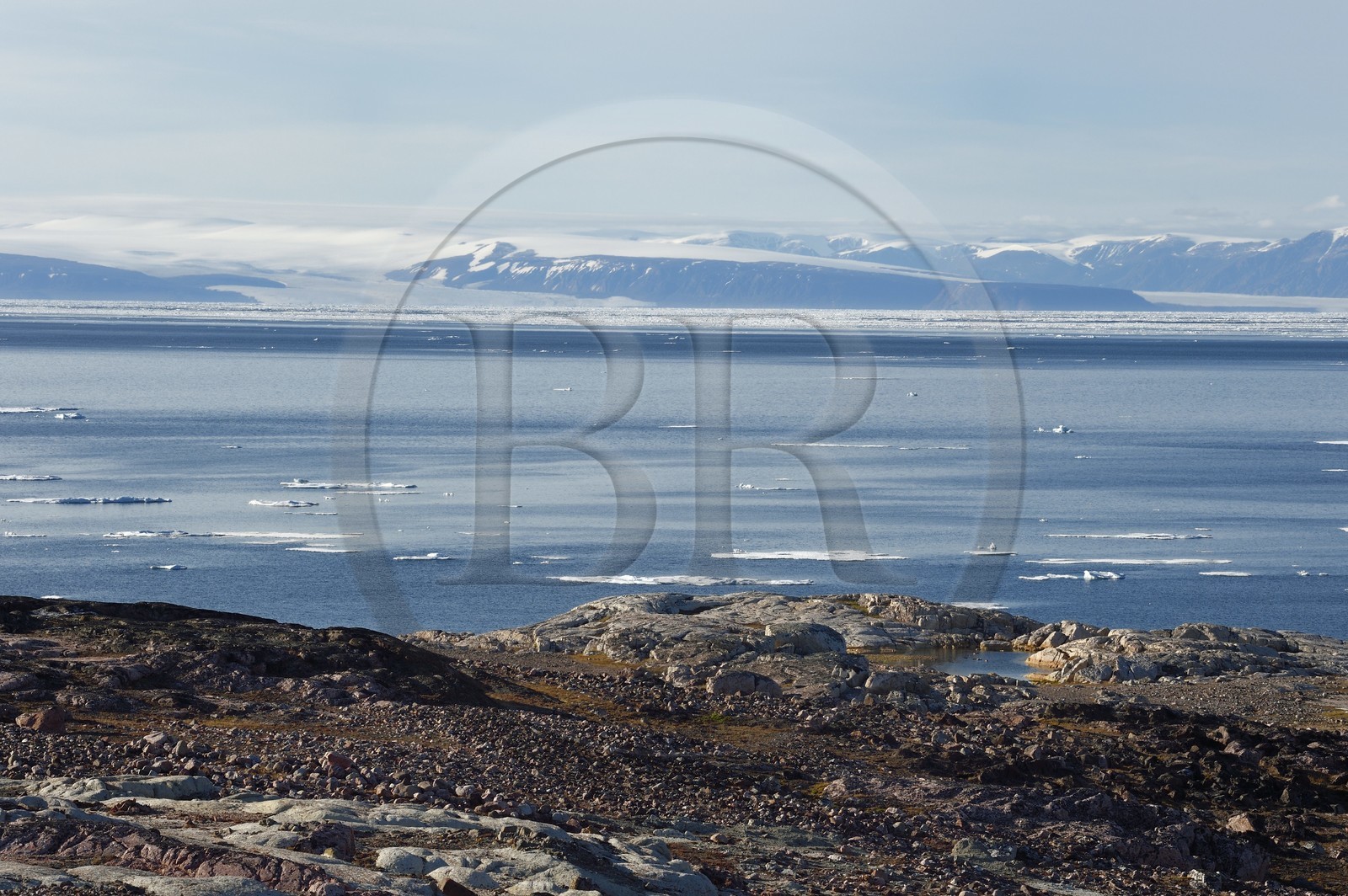 Groenland, cote Nord-Ouest, Smith sound au nord de la baie de Baffin, Inglefield Land, site de Etah dans le Foulke fjord, campement inuit aujourd'hui abandonné qui servit de base à plusieurs expéditions polaires, en face les glaciers de la côte canadienne de l'ile d'Ellesmere