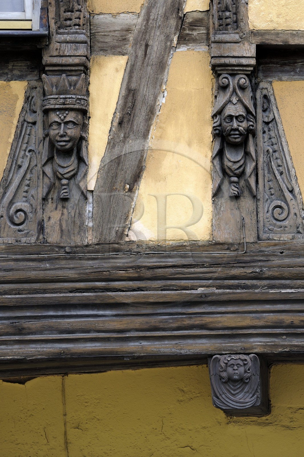 France, Bas-Rhin (67), Strasbourg, maison à pans de bois sur le quai des Batelliers dans le quartier de la Krutenau, détail des poutres sculptées