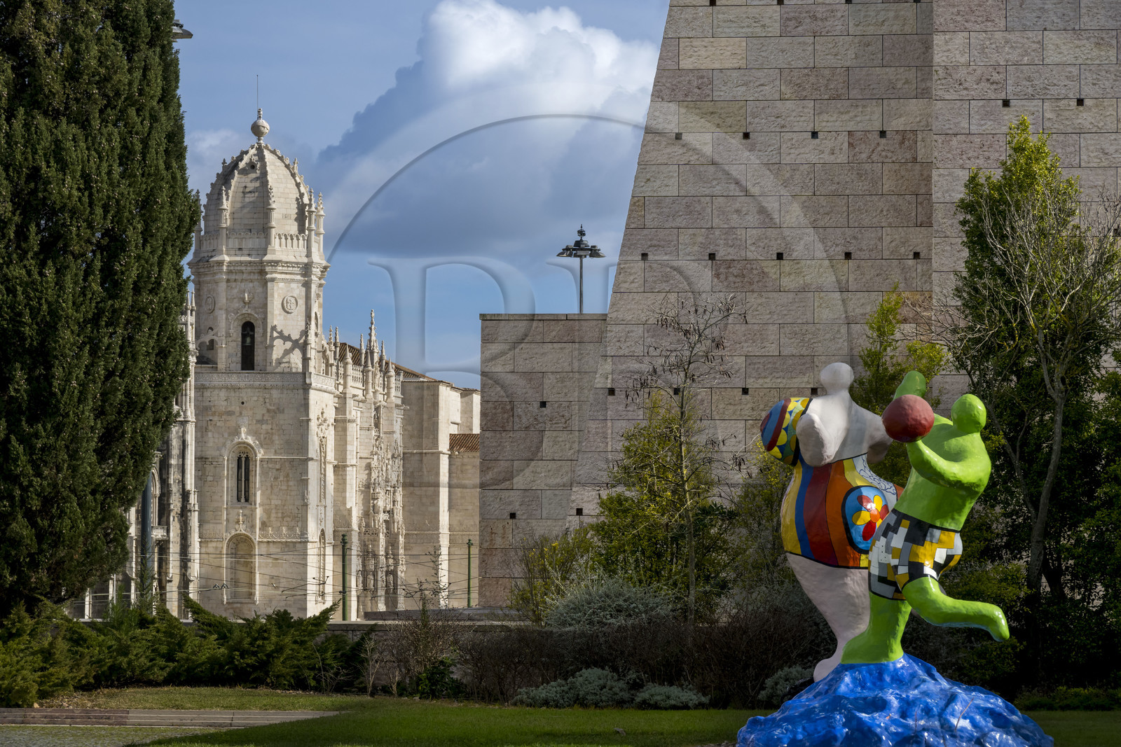 Portugal, Lisbonne, Bélem, le Centre Culturel de Belém MAC CCB, Les Baigneuses (1985) de l'artiste Niki de Saint-Phalle et le Monastere des Hiéronymites (Mosteiro dos Jerónimos), classé Patrimoine Mondial de l'UNESCO, en arrière plan
