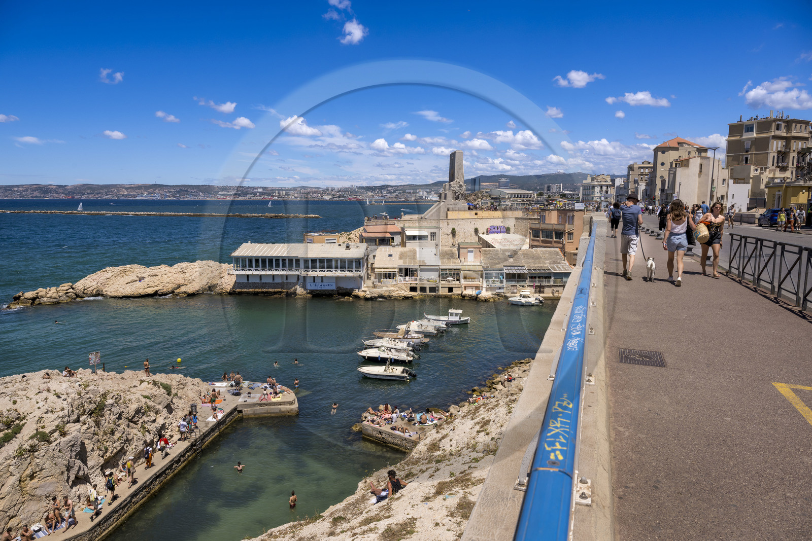 France, Bouches-du-Rhône (13), Marseille, quartier d'Endoume, piscine maritime du Vallon des Auffes et la Corniche du Président John Fitzgerald Kennedy piétonne un dimanche par mois