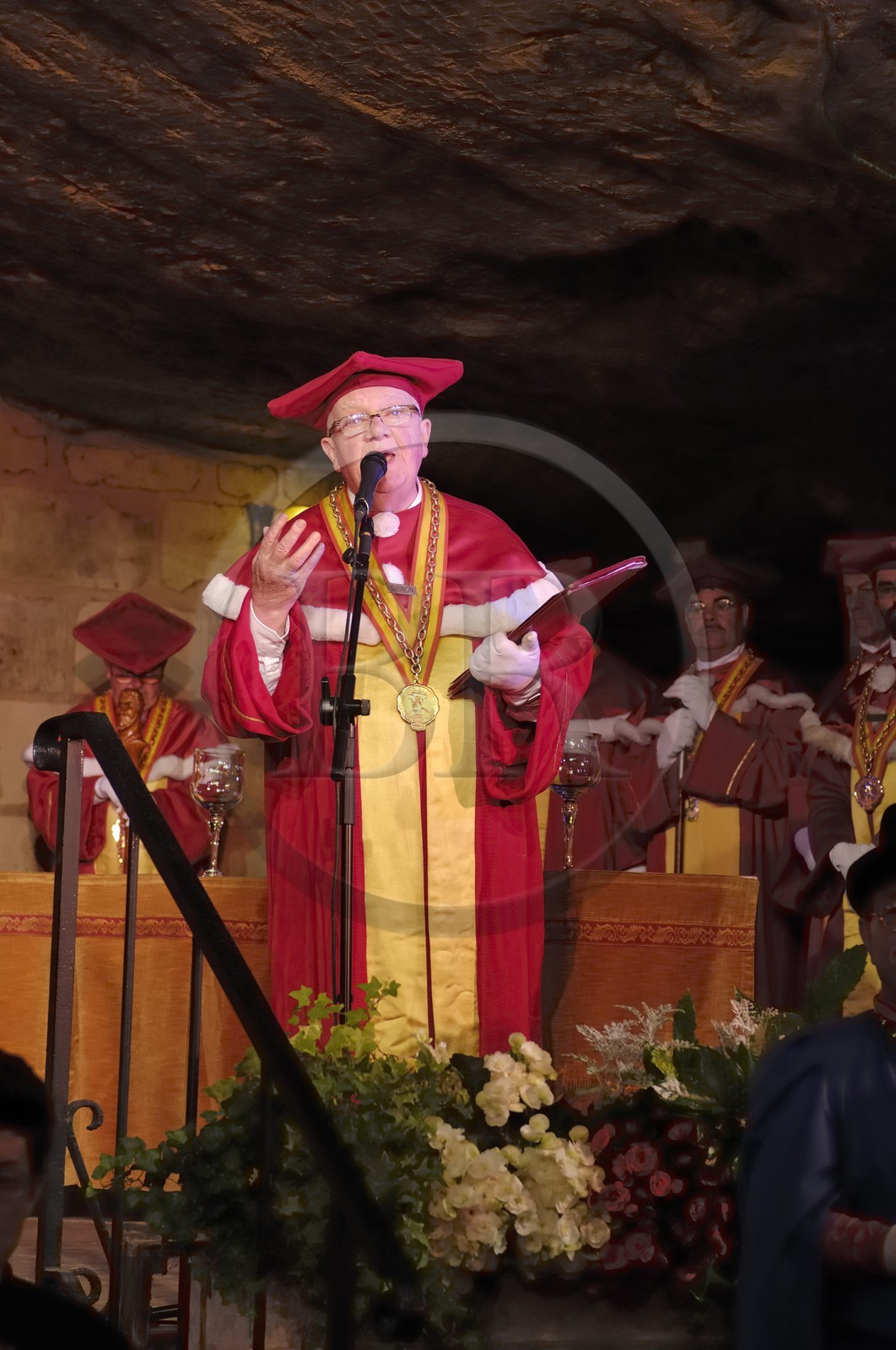 France, Indre et Loire (37), Chinon, les Caves Painctes, confrérie des bons entonneurs rabelaisiens lors du Chapitre de la Fleur, le grand prieur Jean Méré
