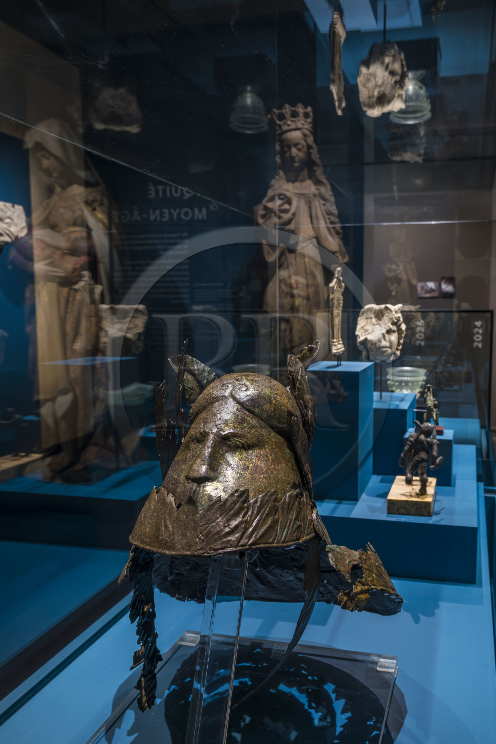 France, Saône-et-Loire (71), Autun, musée Rolin, exposition des chefs-d'oeuvres au muséum d'Histoire Naturelle pendant les travaux, casque gallo-romain dit de parade (IIe - IIIe siècle) alliage cuivreux initialement doré