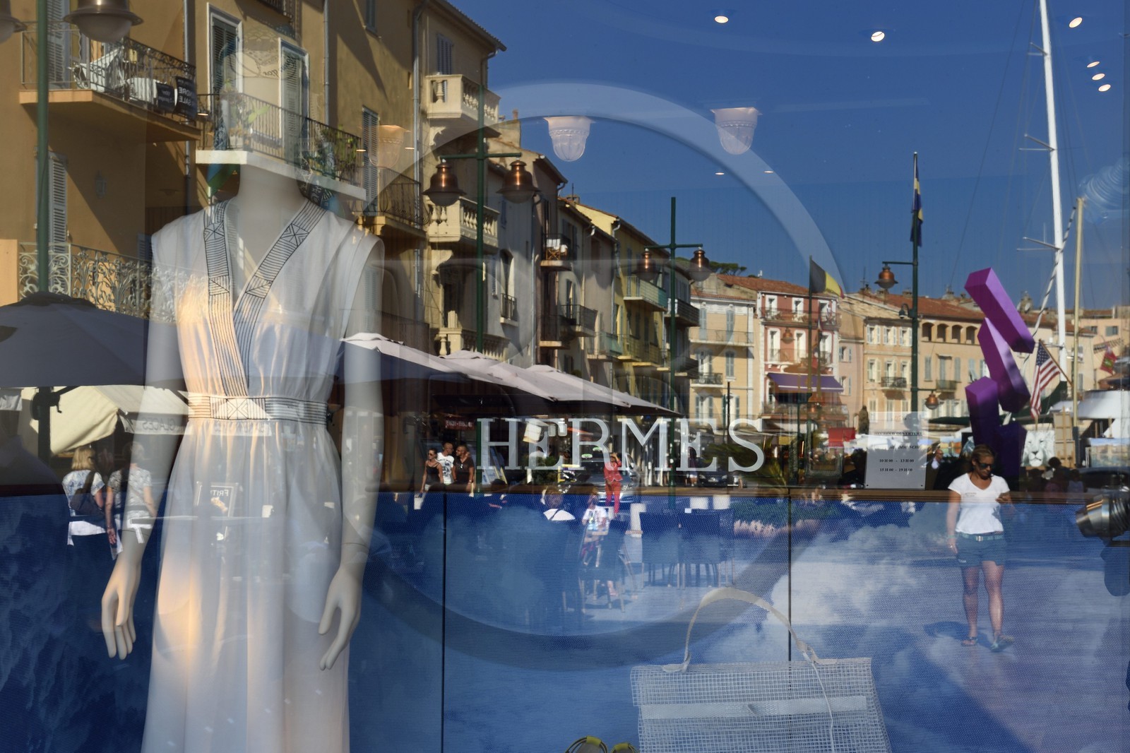 France, Var (83), Saint-Tropez, reflet des maisons du port dans la vitrine de la boutique Hermes