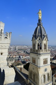 France, Rhône (69), Lyon, site historique classé Patrimoine Mondial de l'UNESCO, Basilique Notre Dame de Fourvière, l'ancienne chapelle de la Vierge surmontée par une Vierge dorée monumentale, la place Bellecour dans le quartier de la Presqu'Ile et le Rhône en arrière plan