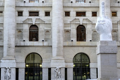 Italie, Lombardie, Milan, un doigt d’honneur dressé face à la Bourse de Milan oeuvre du sculpteur Maurizio Cattelan