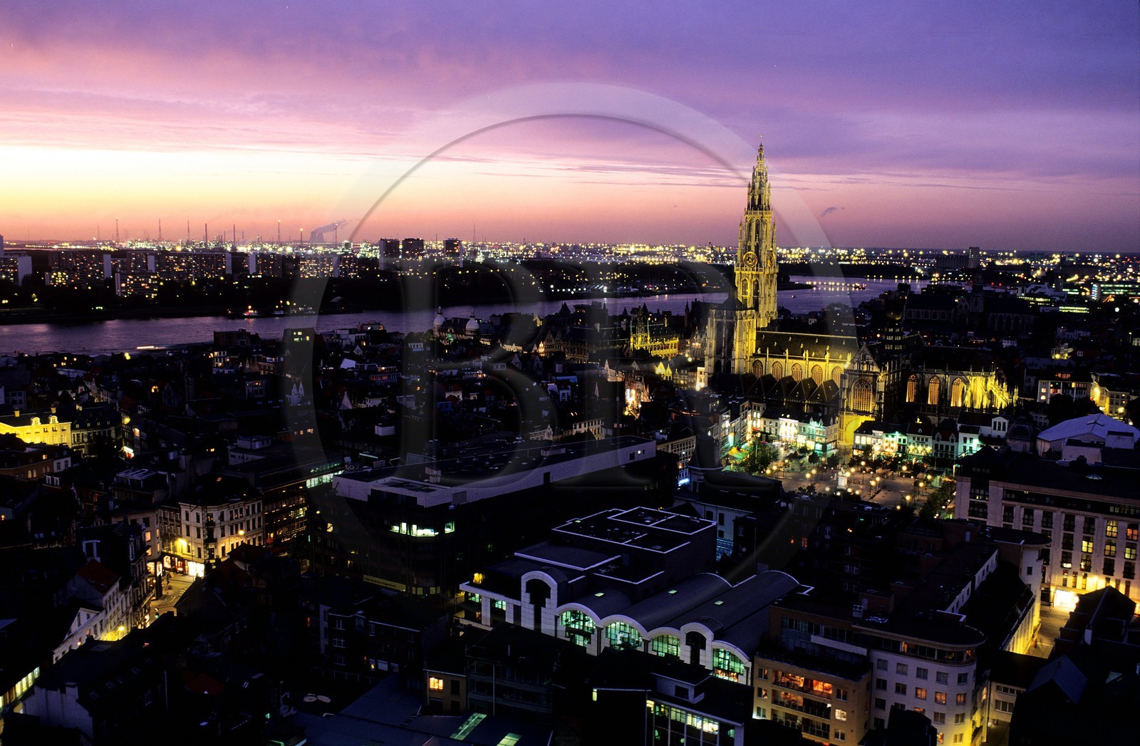 Belgique, Flandre, Anvers (Antwerpen), la cathédrale Notre-Dame et le centre ville au bord de l' Escaut