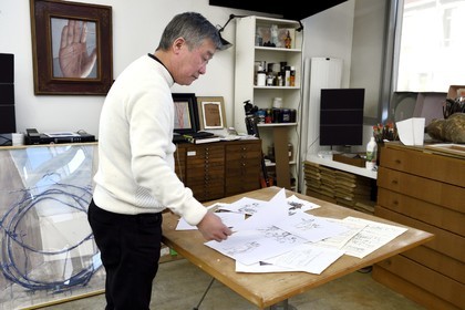 France, l'artiste peintre Xiao Fan Ru dans son atelier des Lilas près de Paris