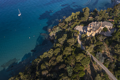 France, Var (83), Rayol-Canadel-sur-Mer, Domaine du Rayol, propriété du conservatoire du littoral mention obligatoire, le jardin des Méditerranées conçu par le paysagiste Gilles Clément, la maison principale l'Hôtel de la Mer (vue aérienne)