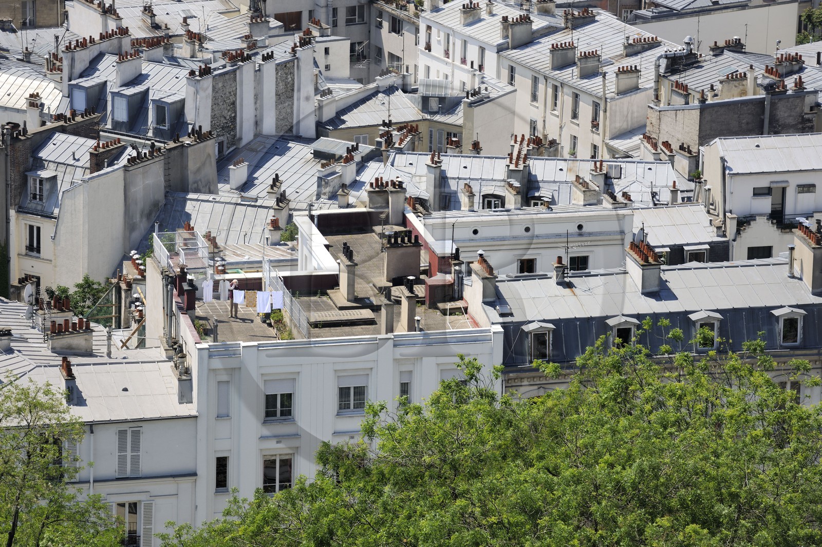 France, Paris (75), toits d'immeubles au pied de la Butte Montmartre