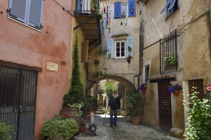 France, Alpes-Maritimes (06), Coaraze, labellisé Les Plus Beaux Villages de France, Roger Moulinier habitant depuis 1985 au village