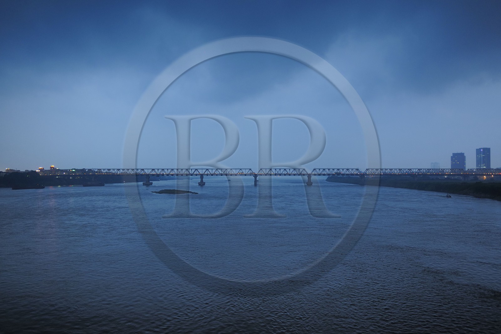 Vietnam, Hanoï, le pont routier Chuong Duong sur le Fleuve Rouge