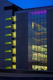 Irlande, Comté de Dublin, Dublin, nouveaux immeubles de bureaux sur North Wall Quay dans les docks réhabilités en bordure de la rivière Liffey