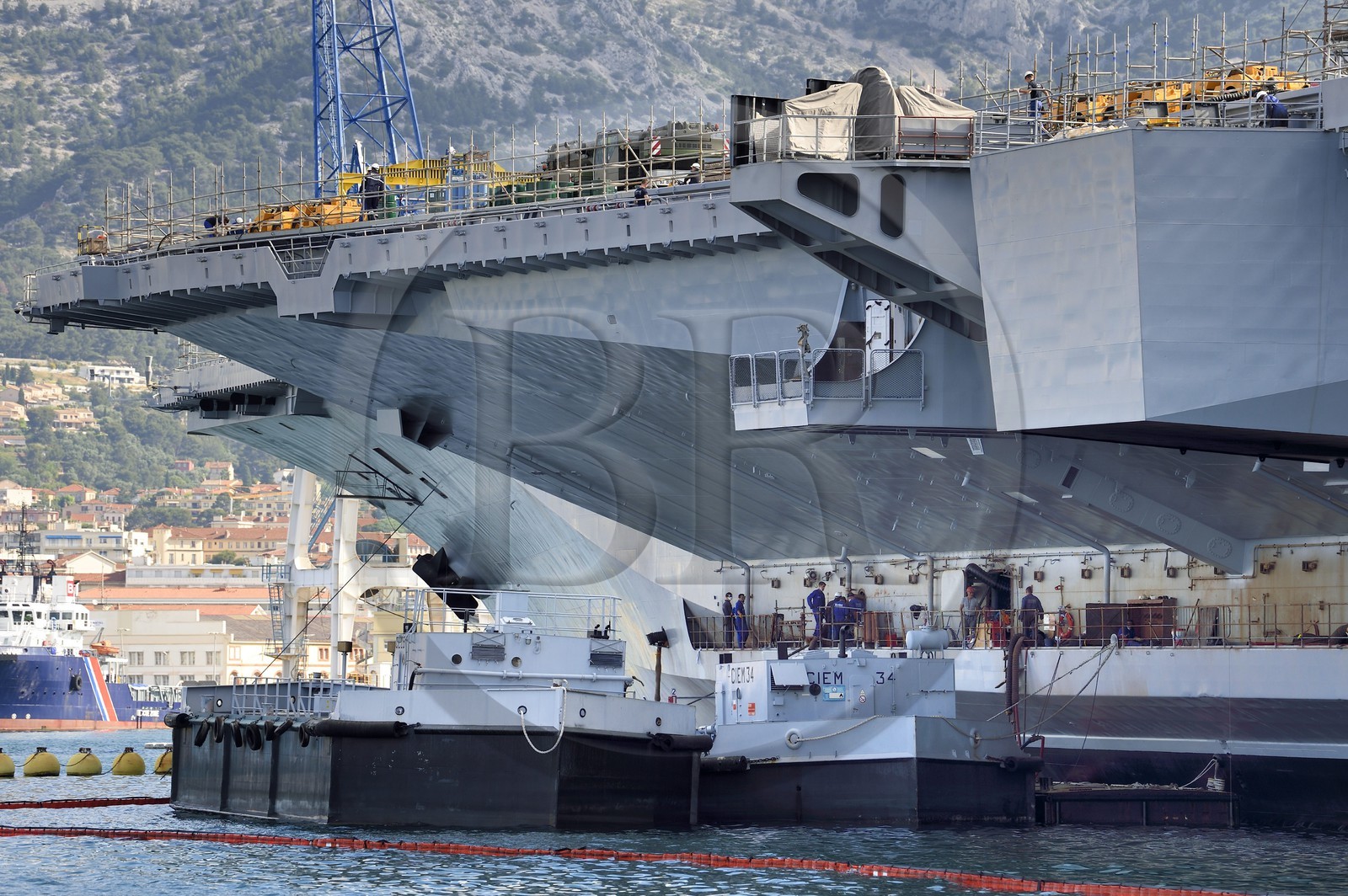 France, Var (83), Toulon, la base navale (Arsenal), le porte-avions à propulsion nucléaire Charles de Gaulle en rénovation de mi-vie