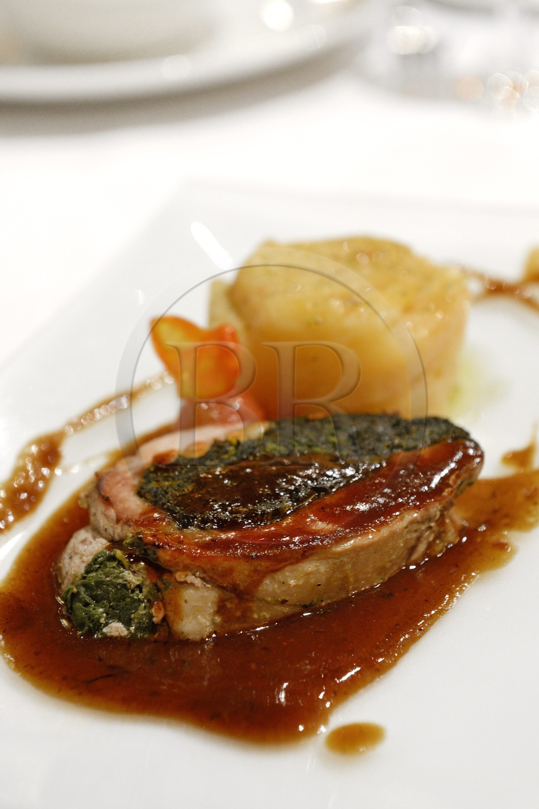 Espagne, Andalousie, Séville, Restaurant Enrique Becerra, agneau roti au miel farci d'épinards et de pignons