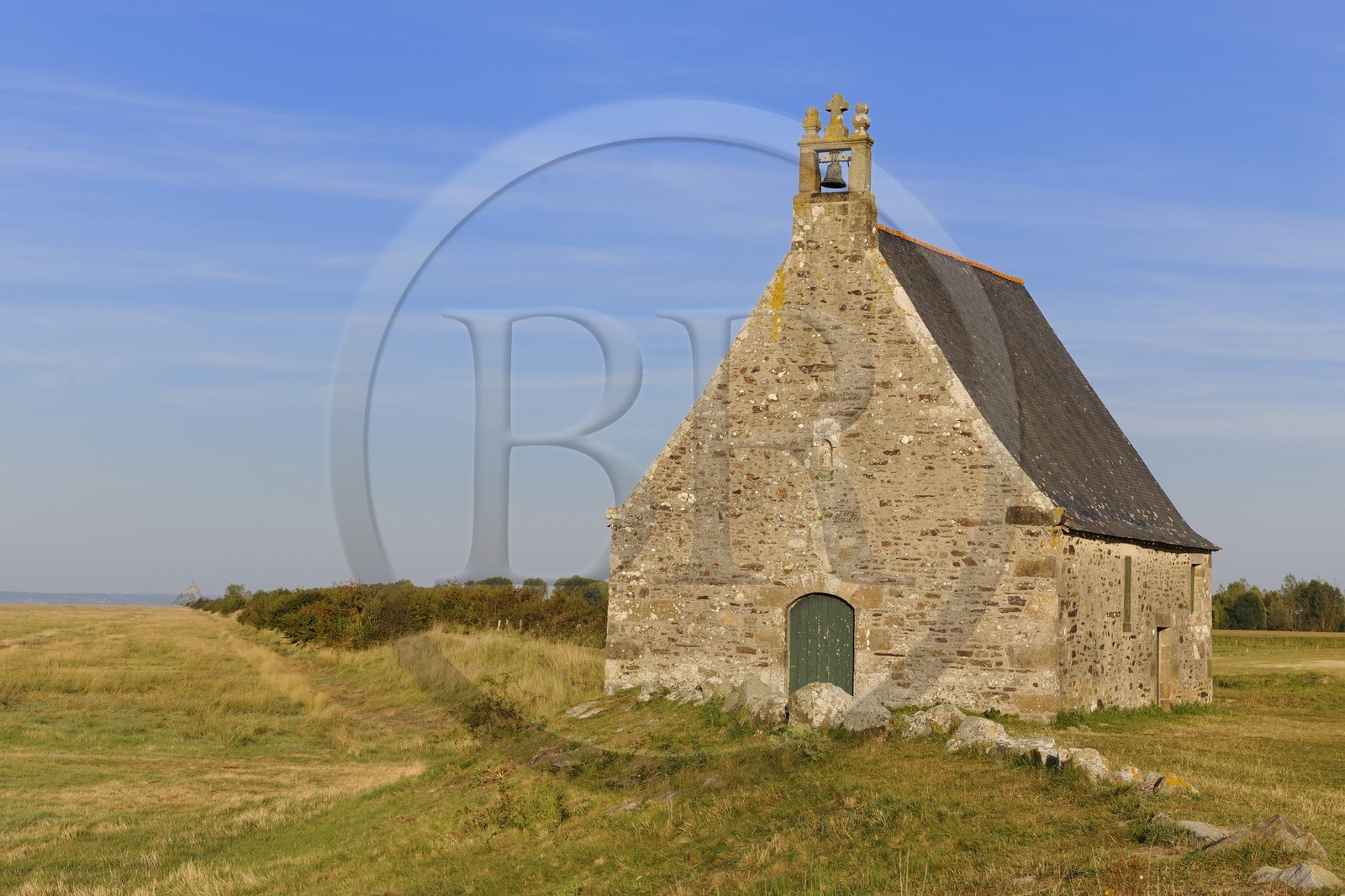 France, Ille-et-Vilaine (35), le polder du Mont-Saint-Michel, la chapelle Sainte-Anne et le Mont au bout de la digue