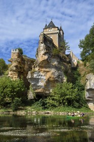 France, Dordogne, Périgord Noir, Thonac, the Belcayre castle on its rocky outcrop along the Vezere river