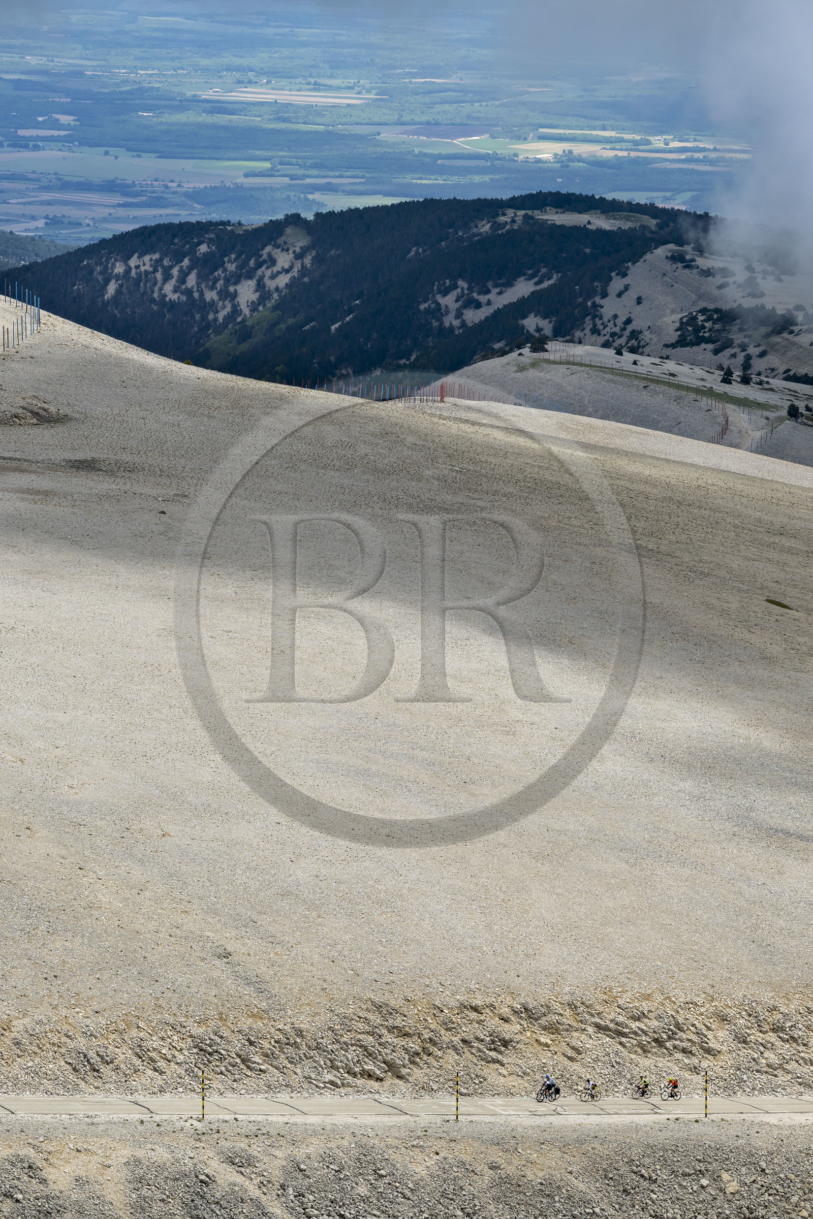 France, Vaucluse (84), Parc Naturel Régional du Mont Ventoux, Bedoin, ascension à vélo du Mont Ventoux par la route D974 sur le versant sud vers le sommet
