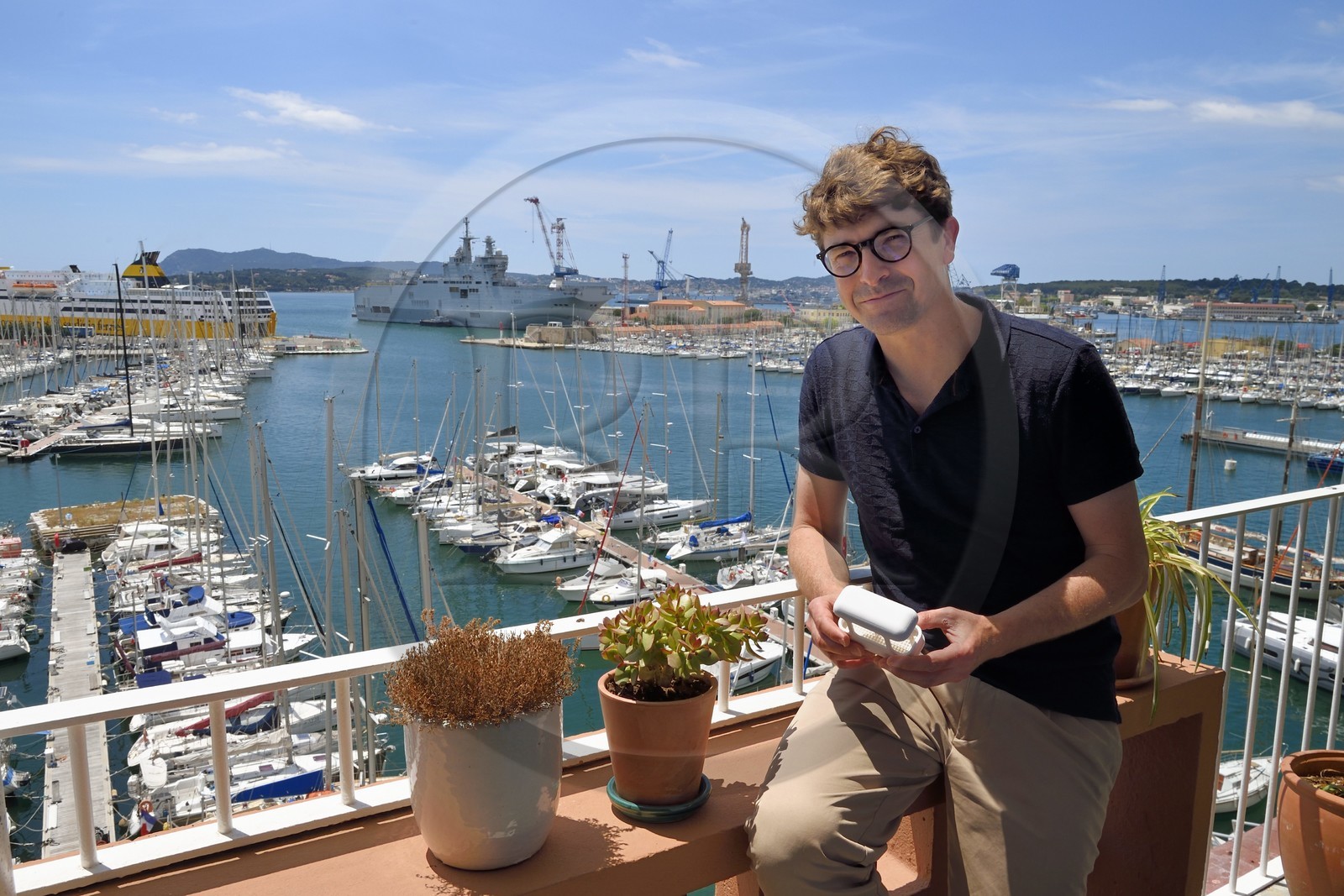 France, Var (83), Toulon, Atelier 360 dans une des barres d'immeubles La Frontale conçues par De Mailly suite aux bombardements de 1944 surplombant le port, le designer Patrick Jouffret