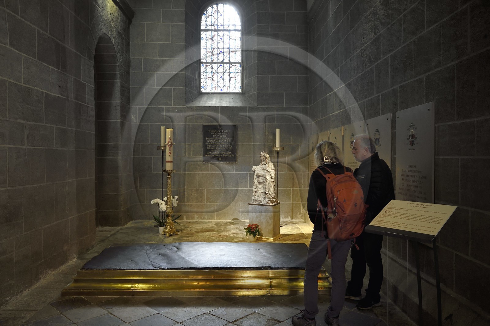 France, Haute-Loire (43), Le Puy-en-Velay, étape des chemins de Compostelle, la cathédrale Notre-Dame-de-l'Annonciation du XIIe siècle classée Patrimoine Mondial de l'UNESCO, chapelle du Saint Crucifix, grande dalle en phonolithe appelée la pierre des Fièvres ou pierre des apparitions (de la Vierge)