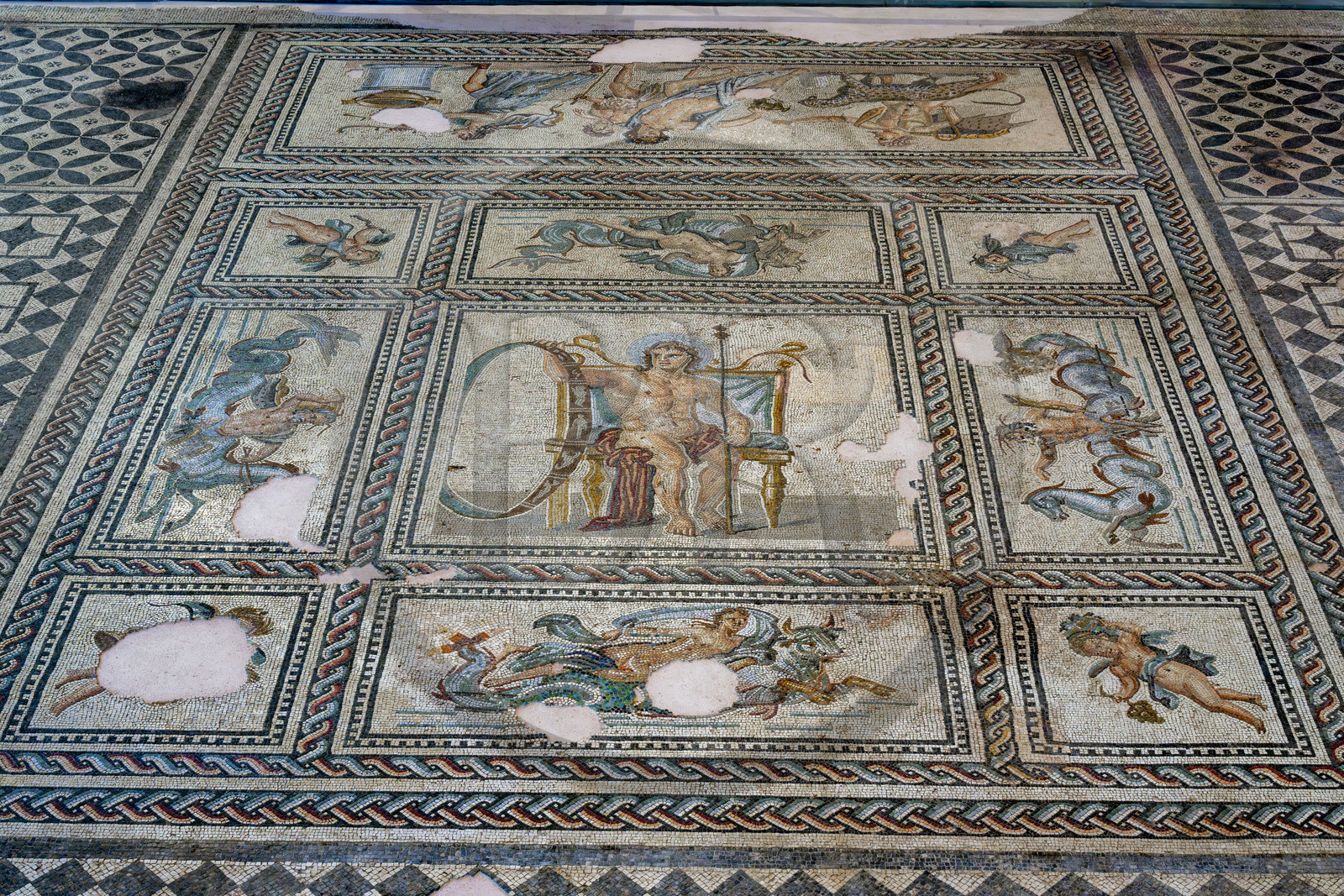 France, Bouches-du-Rhône (13), Arles, musée départemental Arles antique, détail de la mosaïque du Dieu du temps Aion (au centre) (fin IIe siècle) qui est le pavement de la salle à manger d'apparat d'une riche maison de ville romaine du site de l'ancienne verrerie de Trinquetaille sur la rive droite du Rhone