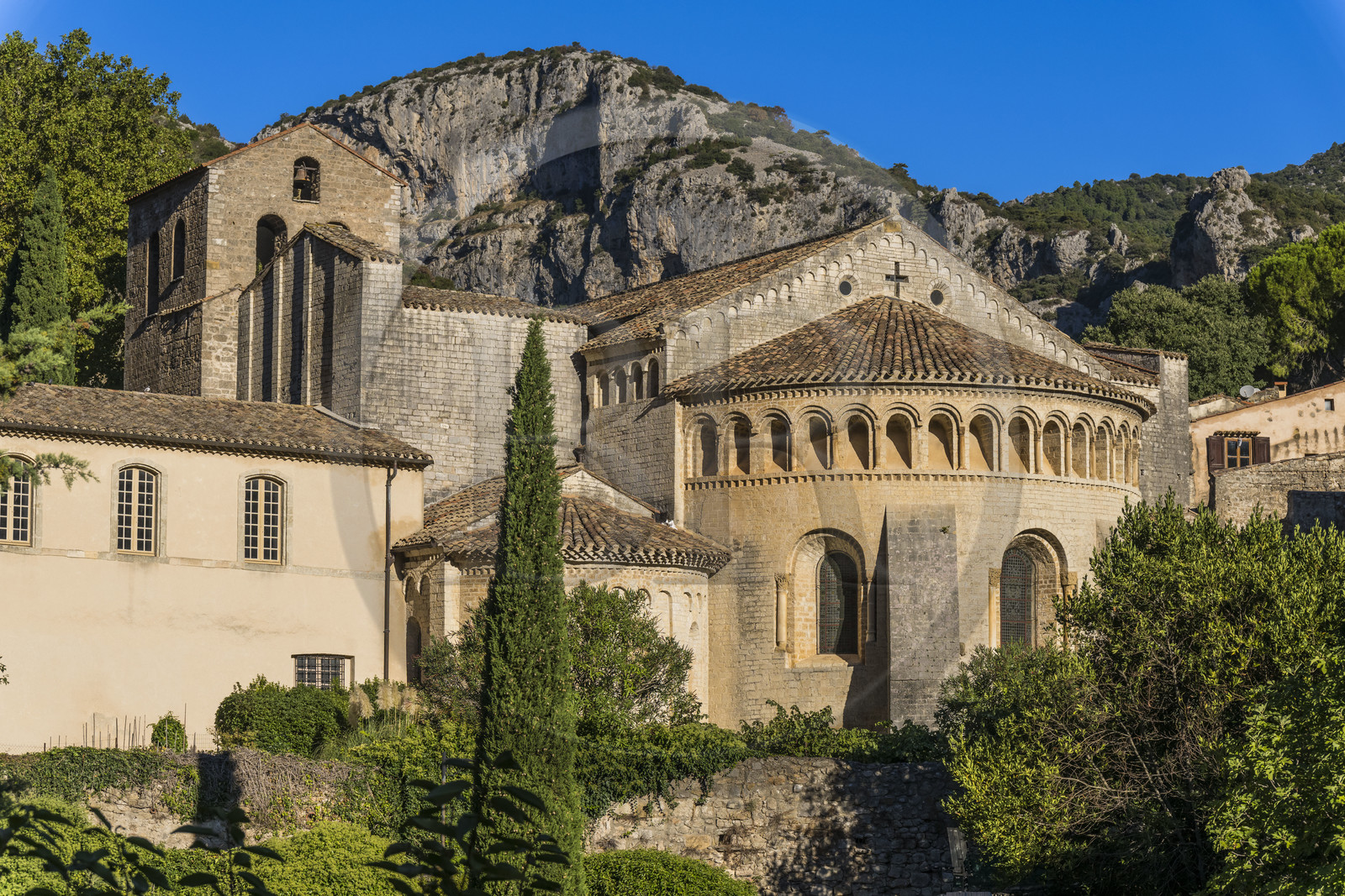 France, Hérault (34), Causses et les Cévennes, paysage culturel de l'agro-pastoralisme méditerranéen, classés Patrimoine Mondial de l'UNESCO, Saint-Guilhem-le-Désert, labellisé Les Plus Beaux Villages de France, l'abbaye de Gellone du IXème siècle