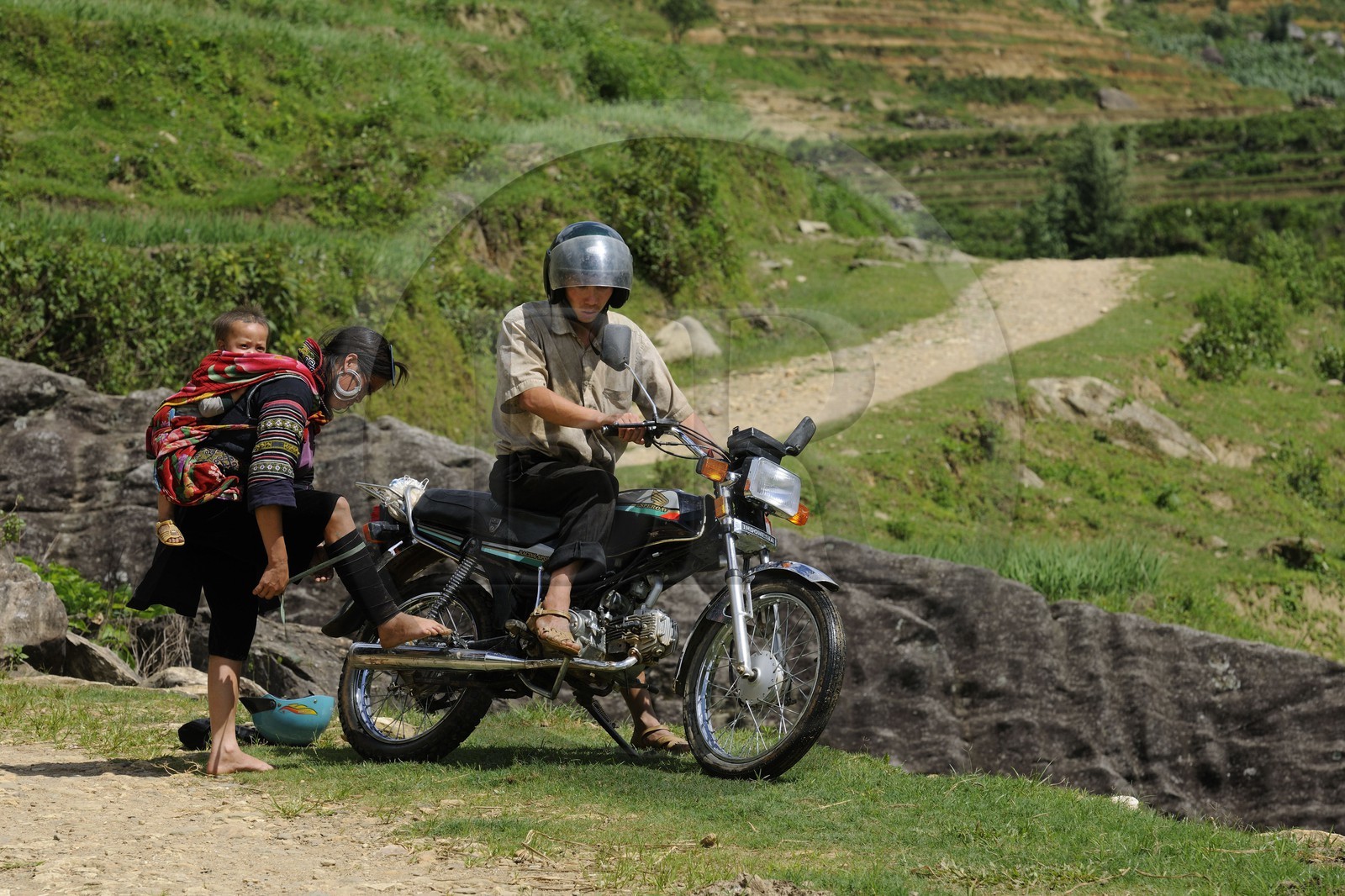 Vietnam, Lao Cai province, Sapa district, couple from the Black Hmong minority group going to the market