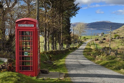 Royaume-Uni, Ecosse, Highland, Hébrides intérieures, cote ouest de l'Ile de Mull, étroite route cotière vers Balnahard, cabine téléphonique qui acceuille désormais un défibrillateur public
