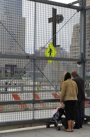 Etats-Unis, New York, Manhattan,  Ground Zero à l'emplacement des Twin Towers, la croix est ressortie des débris des tours