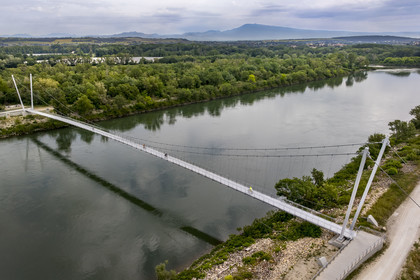France, Vaucluse (84), Sorgues, véloroute ViaRhona, cyclistes traversant la passerelle suspendue de l’Oiselay-Sauveterre sur le Rhone et le Mont Ventoux en arrière plan (vue aérienne)