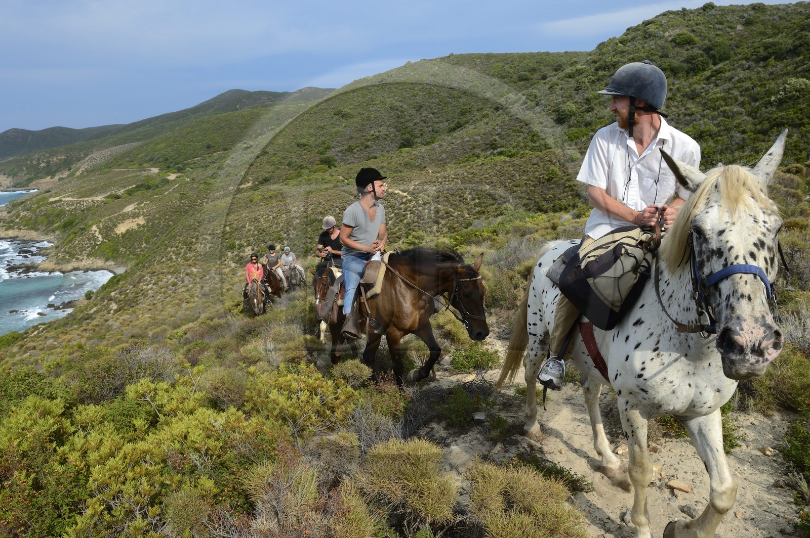 France, Haute-Corse (2B), Nebbio, Punta di l’Acciolu (Acciola), cavaliers en randonnée dans le désert des Agriates