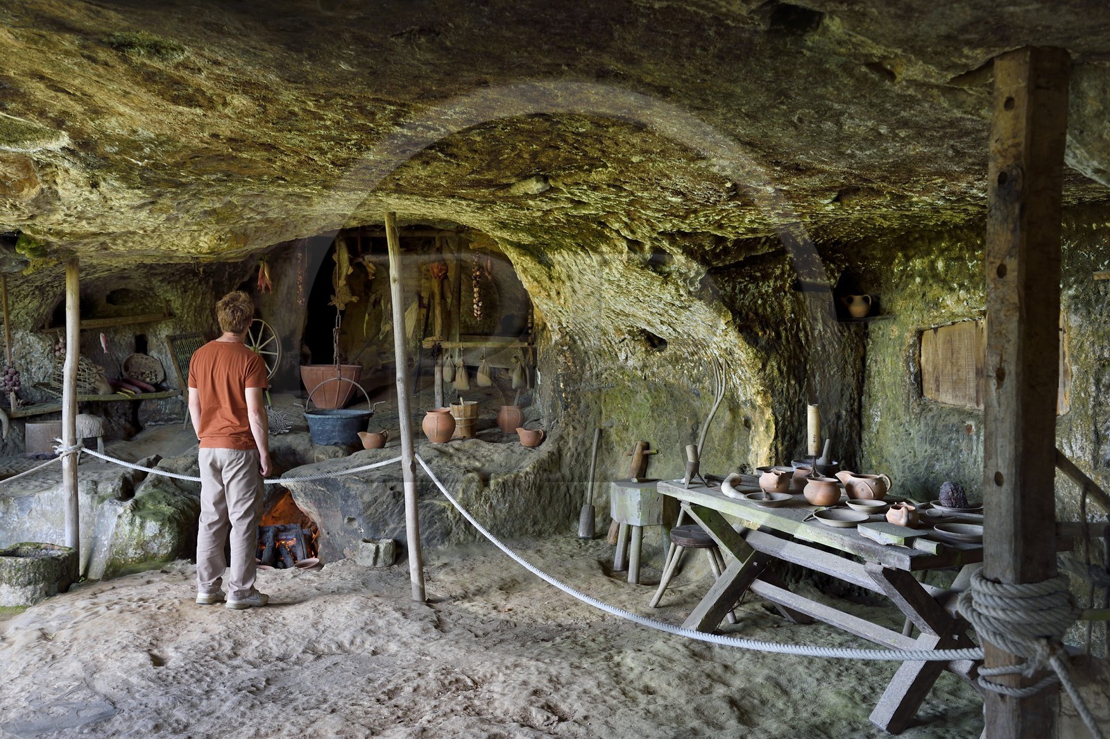 France, Dordogne (24), Périgord Noir, vallée de la Vézère, site préhistorique et grotte ornée classés Patrimoine Mondial de l'UNESCO, Peyzac-le-Moustier, falaise de La Roque-Saint-Christophe, site troglotytique datant de la Préhistoire, reconstitution médiévale dans l'abris sous roche