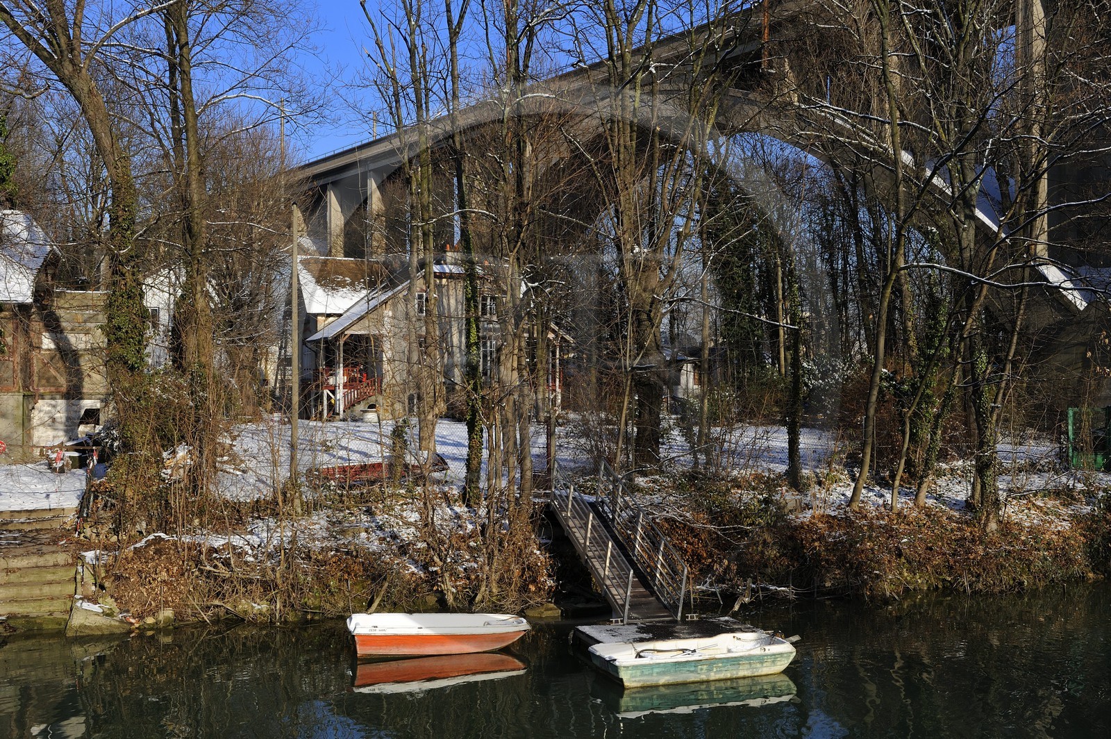 France, Val-de-Marne (94), les bords de Marne, Nogent-sur-Marne, maison sur l'Ile des loups sous le viaduc du pont de Mulhouse