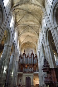 France, Var (83), Provence Verte, Saint-Maximin-la-Sainte-Baume, basilique Sainte Madeleine, la nef et l'orgue