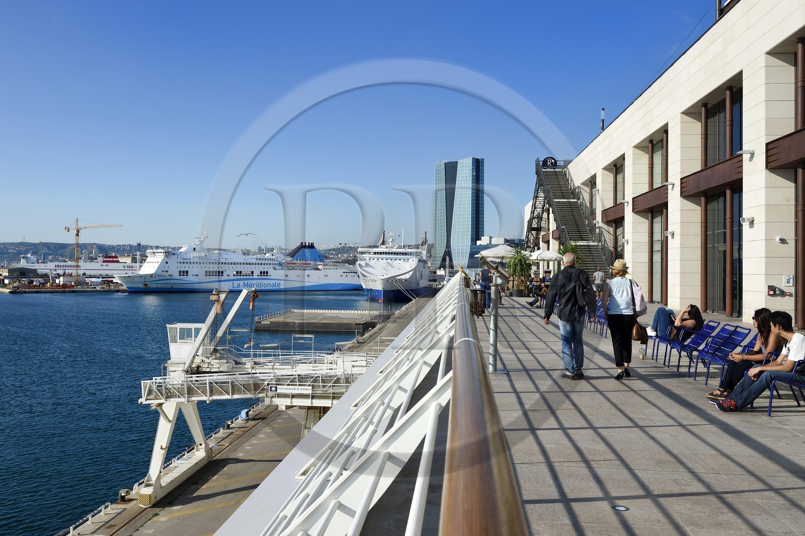 France, Bouches-du-Rhône (13), Marseille, Zone Euroméditerranée, quartier La Joliette, les Terrasses du Port et la tour CMA CGM de l'architecte Zaha Hadid en arrière plan