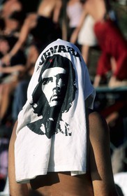Thailand, Samui islands archipelago, Full Moon Party on Koh Pha-Ngan island, rave adept protecting himself against the morning sun with a Che T-Shirt (portrait of the Che by Alberto Diaz Guttierez alias Korda ©)