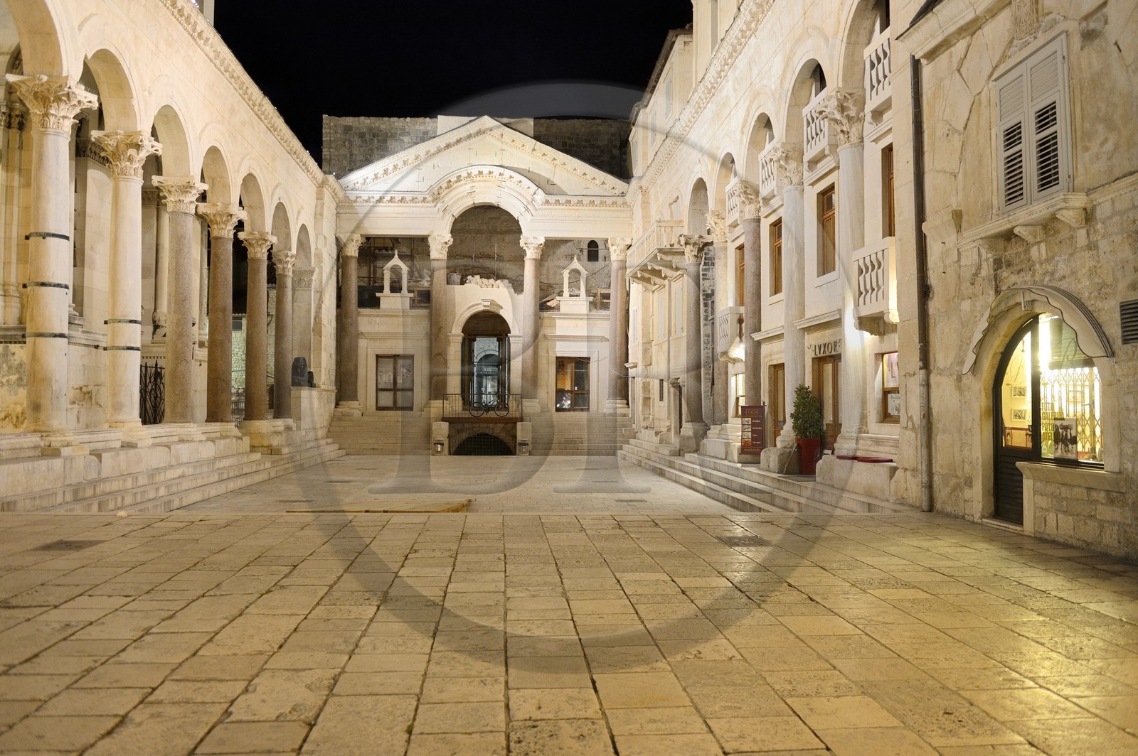 Croatie, Dalmatie, côte dalmate,  Split, la vieille ville romaine classée au Patrimoine Mondial de l’UNESCO, palais de Dioclétien, le péristyle