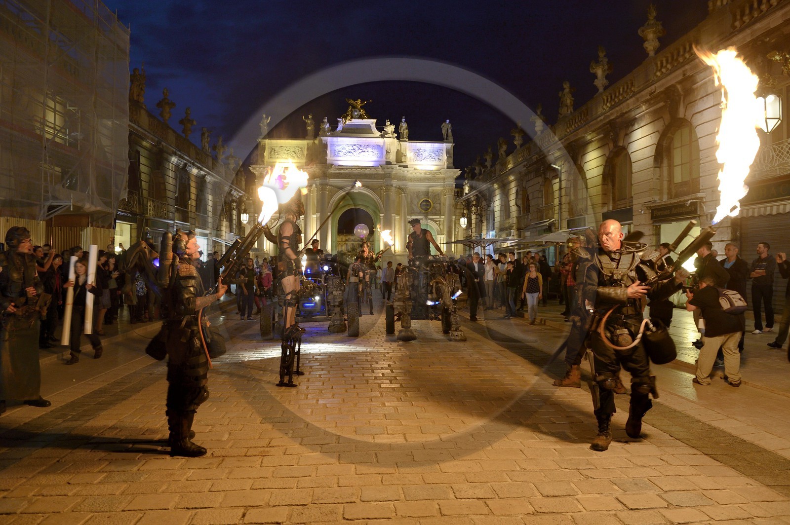 France, Meurthe-et-Moselle (54), Nancy, place Stanislas (ancienne Place Royale), classée Patrimoine Mondial de l'UNESCO, performance du groupe Lyle Doghead devant l'Arc de Triomphe (la Porte Héré)