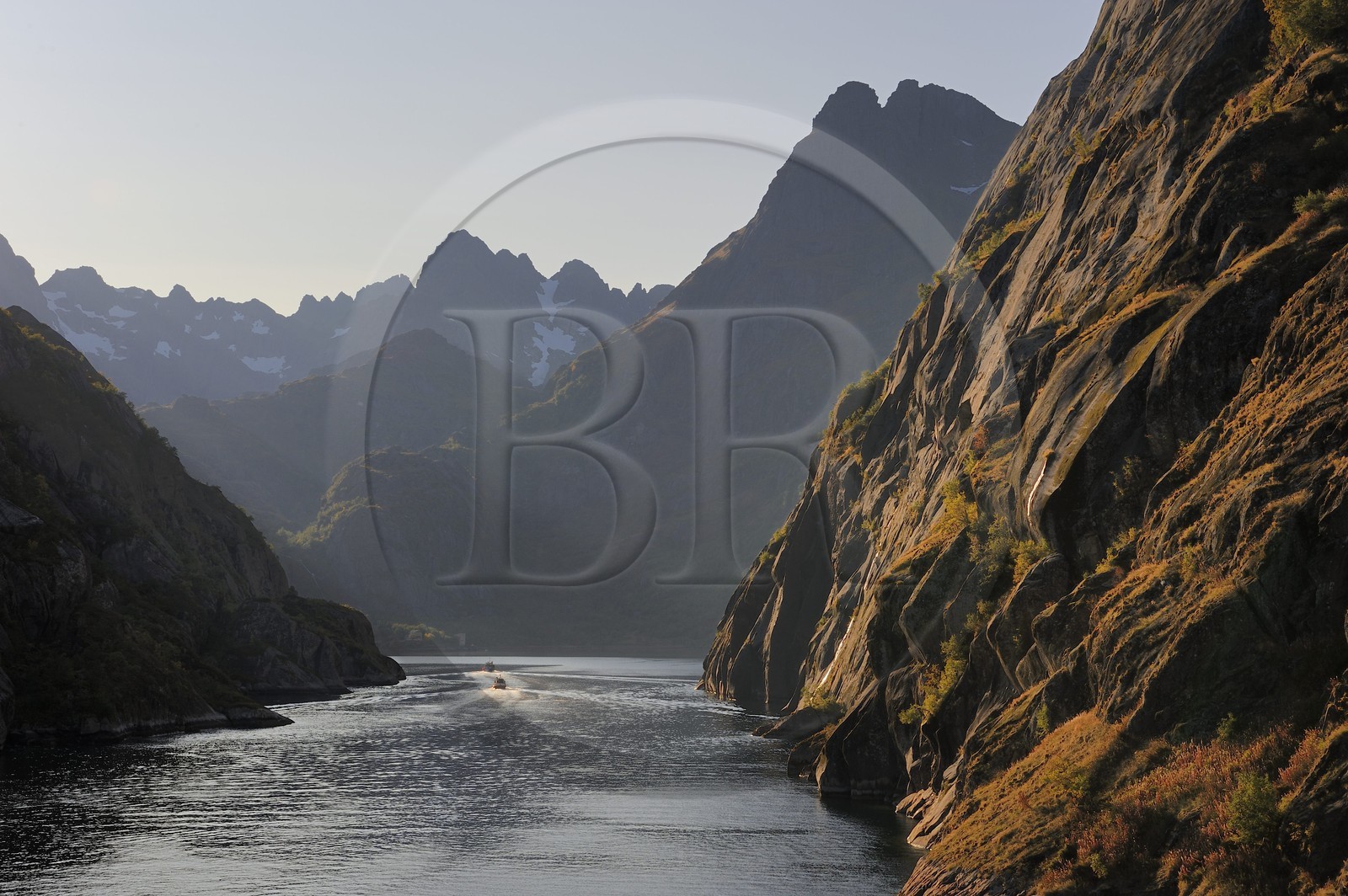 Norvège, Nordland, Iles Lofoten, le très etroit fjord Trollfjord en bordure du Raftsundet
