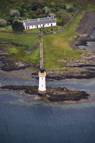 Royaume-Uni, Ecosse, Highland, Hébrides intérieures, Ile de Mull, phare à l'entrée du Sound of Mull à Tobermory (vue aérienne)