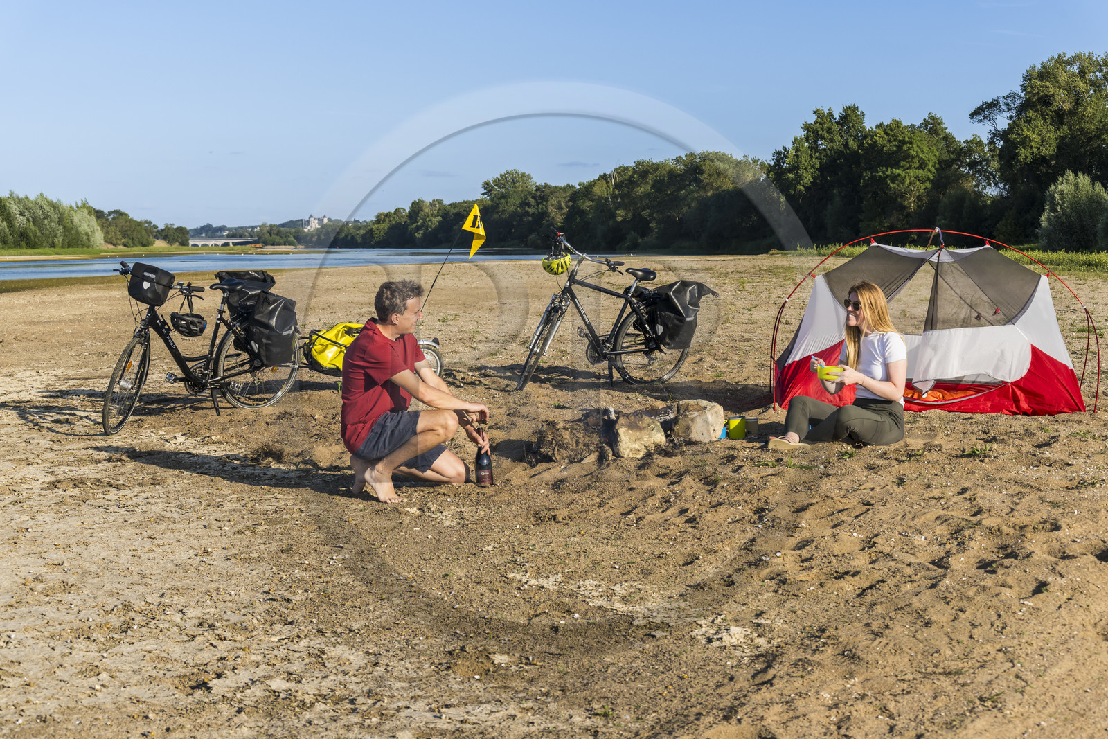 France, Maine-et-Loire (49), vallée de la Loire classée au Patrimoine Mondial par l'UNESCO, Saumur vers Saint-Hilaire, randonnée à bicyclette le long des berges de la Loire, campement pour la nuit sur un des bancs de sable formant des îles sur la Loire