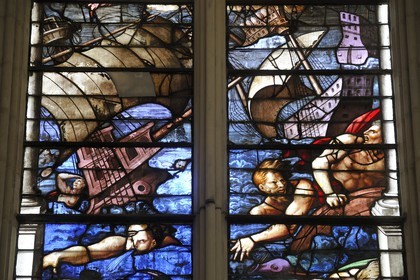 France, Val-de-Marne (94), Vincennes, le château de Vincennes, vitraux de la Sainte Chapelle représentant l'Apocalypse, la mer changée en sang (détail)