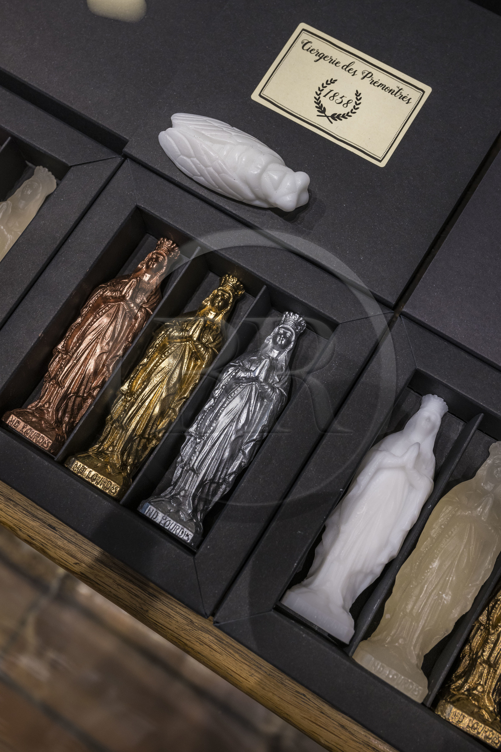 France, Bouches-du-Rhône (13), Tarascon, boutique Souleiado, icones provençales comme la Vierge ou l’arlésienne dans des couleurs flashy fabriquées par la Ciergerie des Prémontrés