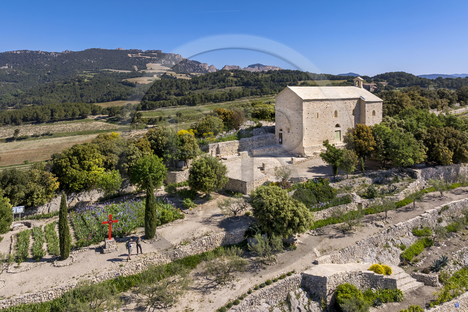 France, Vaucluse (84), Dentelles de Montmirail, Beaumes-de-Venise, randonneurs devant la chapelle Saint-Hilaire dont l'implantation date du VIe siècle sur le plateau des Courens et la montagne du Clapis en arrière plan (vue aérienne)