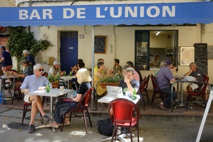 France, Var (83), Provence Verte, Cotignac, cours Gambetta, terrasse de Café