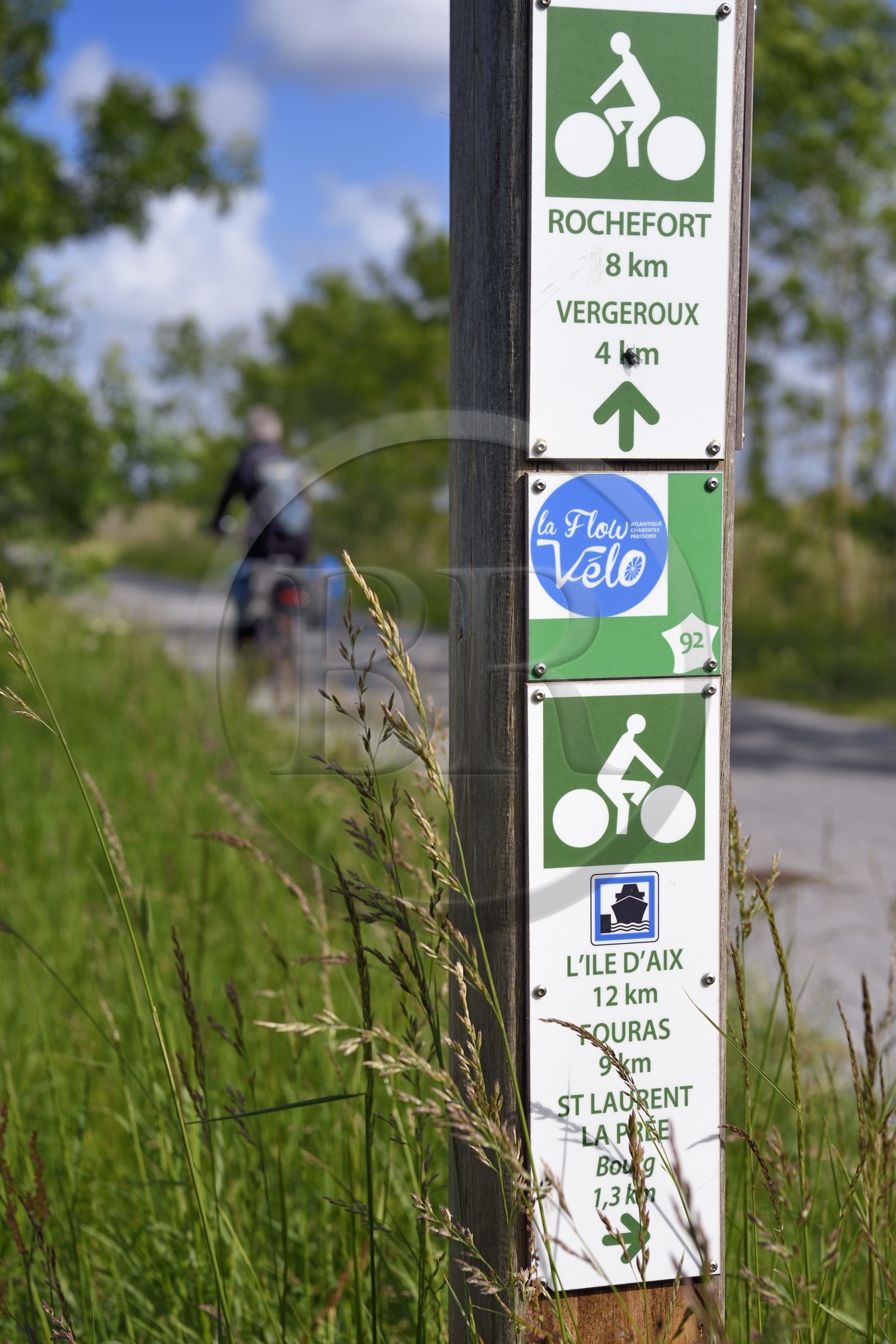 France, Charente-Maritime (17), Rochefort, cyclistes sur la véloroute La Flow Vélo dans l'estuaire de la Charente vers Vergeroux, panneau indicateur