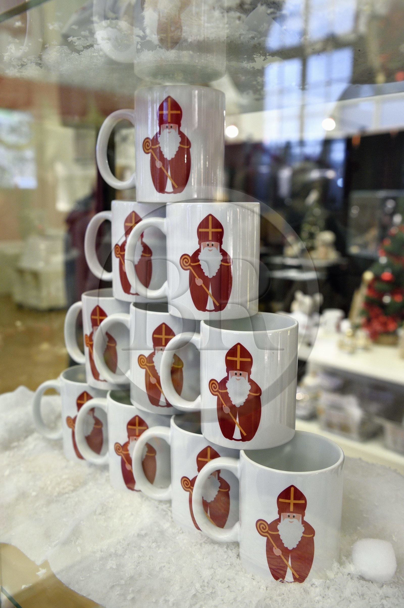 France, Meurthe-et-Moselle (54), Nancy, place Stanislas (ancienne Place Royale) lors de la fête de la Saint-Nicolas, classée Patrimoine Mondial de l'UNESCO, mugs aux couleurs de la Saint-Nicolas